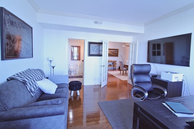 Building Photo - Luxury Living with Breathtaking City Views – Stunning Furnished 3BR/3BA in Bayfront Tower