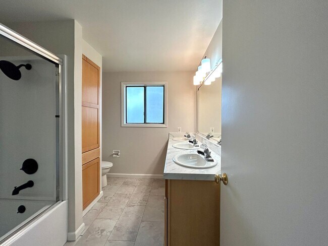 Building Photo - Large 4 Bed, 2.5 Bath House! Landscaping Included!