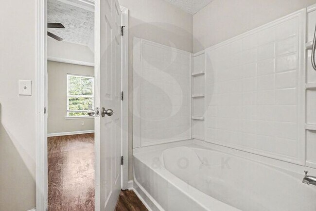 Building Photo - Must See 3BR/2.5BA Home in East Point!