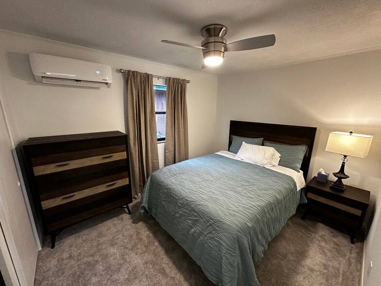Queen Bed, bureau + mini split - 2512 Legion Dr