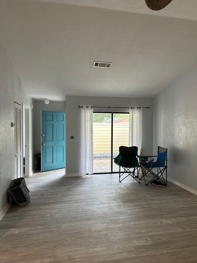 Living open concept - 7 Fountain of Youth Blvd