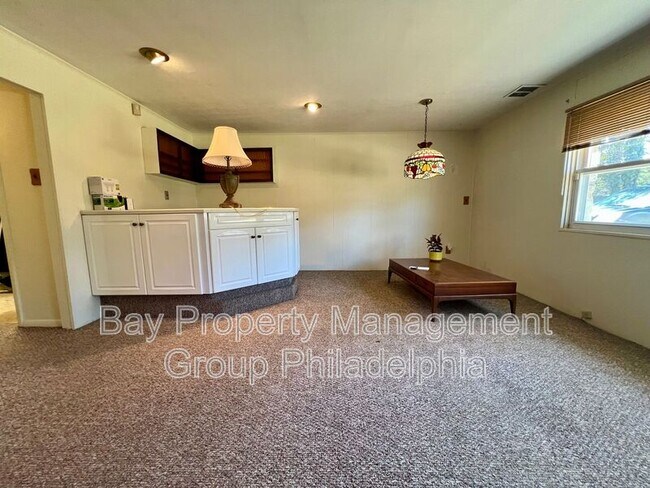 Building Photo - 303 Hedgerow Ln