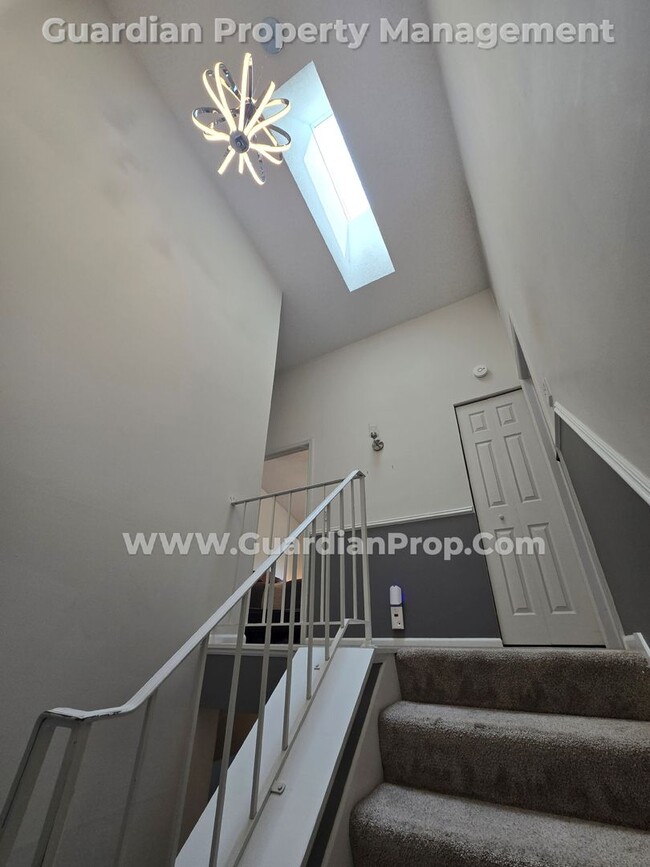 Building Photo - Plymouth Town Home (Wayzata Schools), Larg...