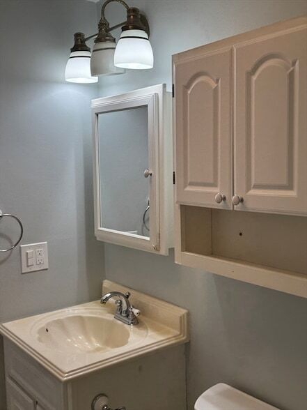 Building Photo - 7 Karen Cir