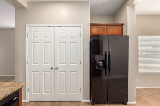 Building Photo - Check out this 3 bed/2 bath LARGE CORNER LOT!