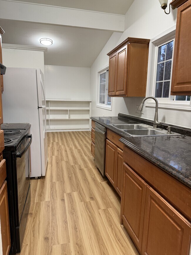 Building Photo - 8428 Maple Ave SE