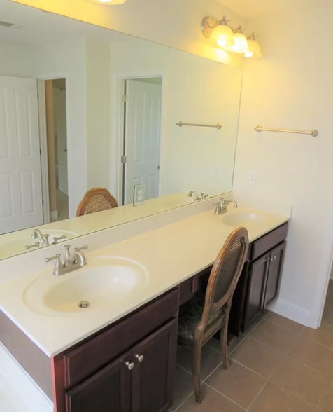 Double vanities - 378 Miranda Ct
