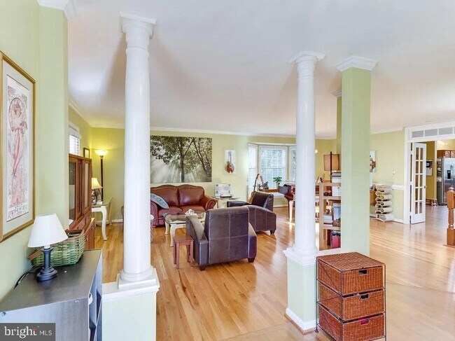 Building Photo - Location and comfort