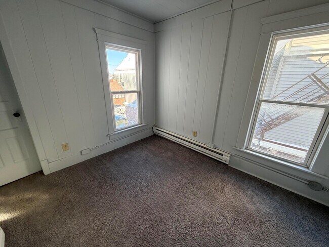 Building Photo - 922-4 Vermilion-