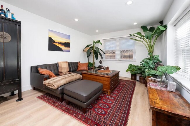 Building Photo - 1326