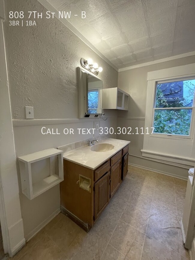 Building Photo - Three bedroom one bathroom second level ap...