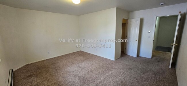 Building Photo - Near CMU 2 Bedroom 1.5 Bath Townhouse