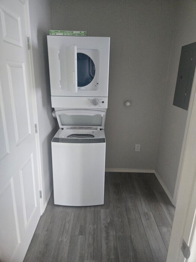Building Photo - Adorable 1 bedroom/1 bathroom with secured entry!