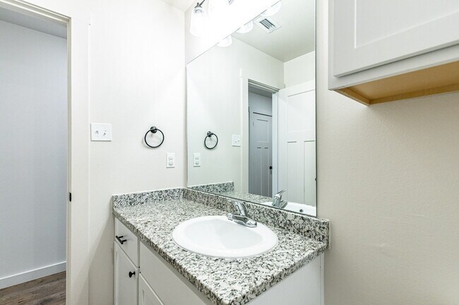 Building Photo - Price reduced! Half off first full months rent/ Zero security deposit. Spacious 3-Bedroom Duplex ...