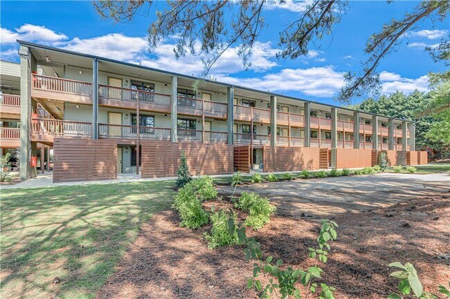 Building Photo - 710 Jesse Jewell Pkwy SE