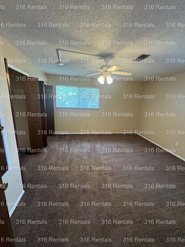 Building Photo - $850- 2 bed 1 bath - Townhomes