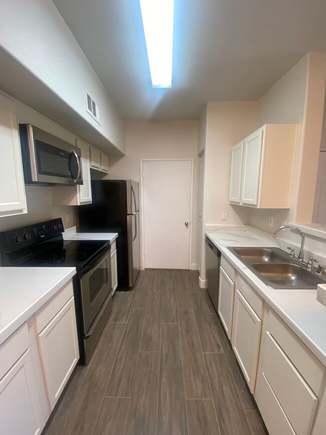 Building Photo - Cozy 1 bedroom condo conveniently located ...