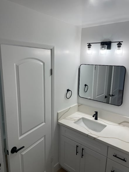 Building Photo - 1221 Bee