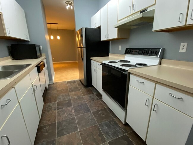 Building Photo - Spacious and turn key ready 2 bedroom apartment close to downtown. 2 parking spots and additional...