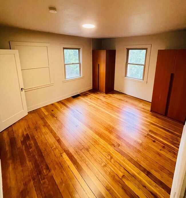 Building Photo - 1100 32nd St