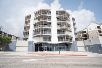 Building Photo - 823 S Water St