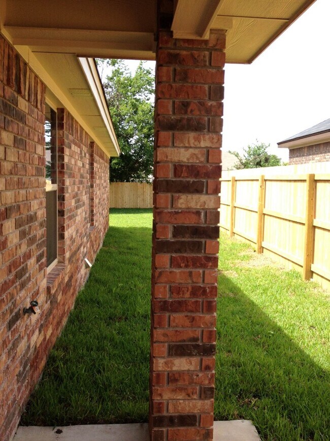 Building Photo - 617 Paseo del Plata Dr