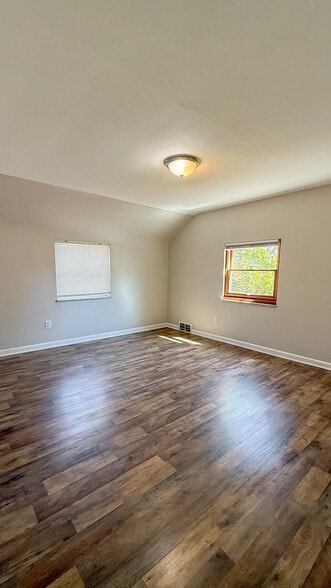 Master Bedroom - 2019 Fairlawn st