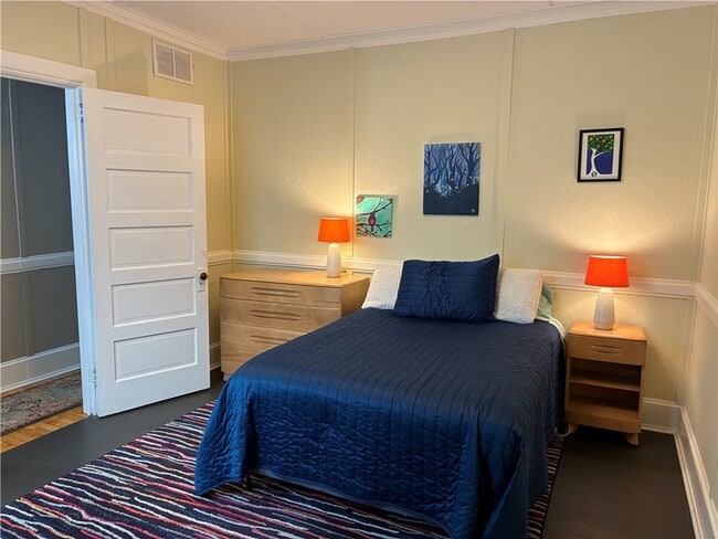 Building Photo - 136 E State St