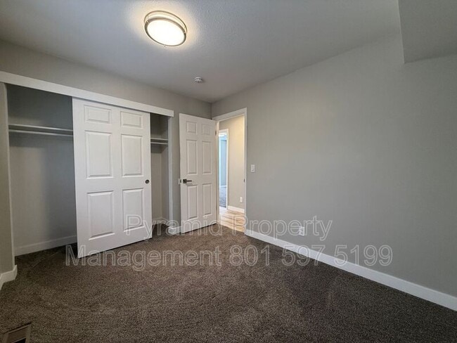 Building Photo - 680 E Malibu Dr