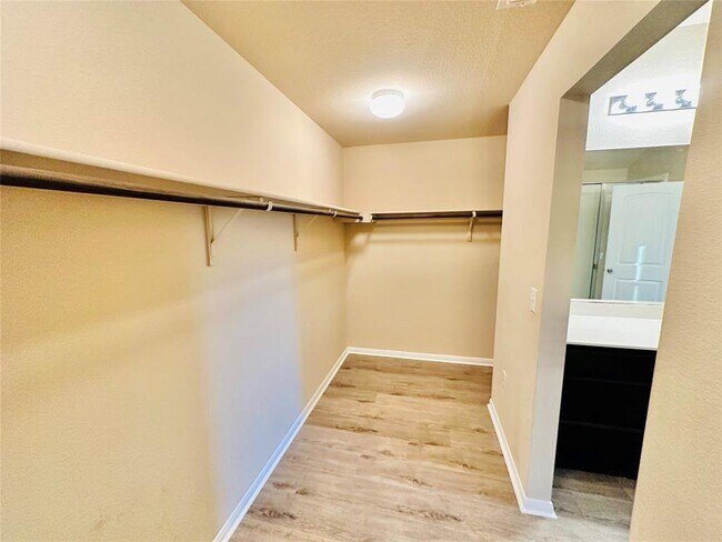 Building Photo - 704 Silver Wing Dr