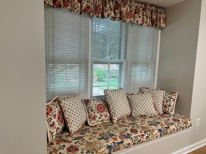 Building Photo - 4847 Chevy Chase Dr