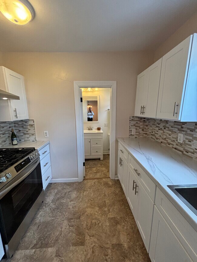 Kitchen - 311 W Roosevelt St