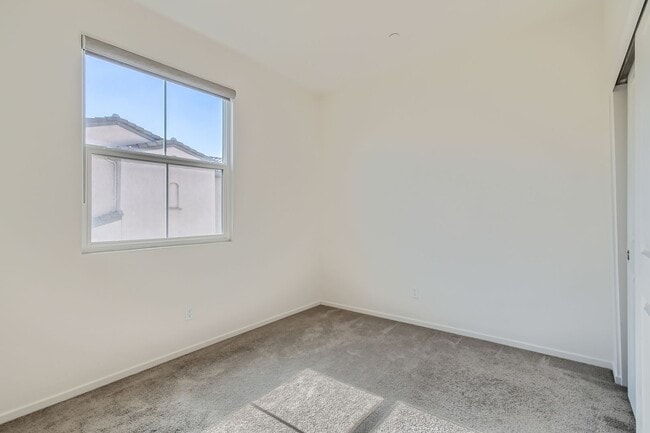 Building Photo - Stylish Three-Story Townhome with Private Courtyard & Pool Access