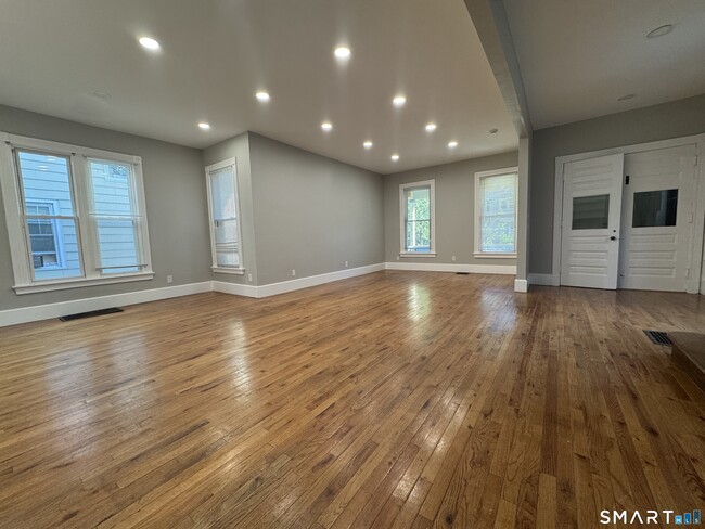Building Photo - 117 Maple St