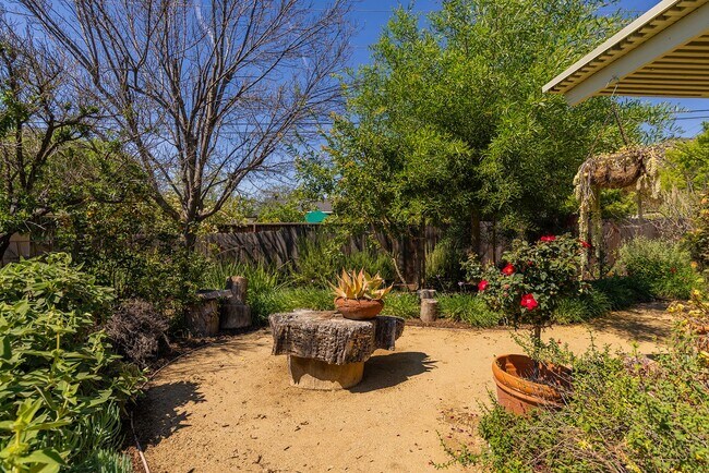 Building Photo - 1121 Mercer Ave