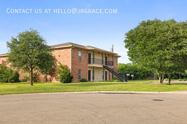 Building Photo - 2100 Breezy Dr