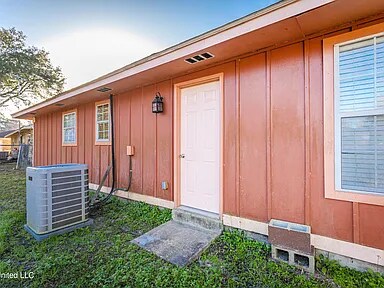 Building Photo - 5117 Potomac Dr