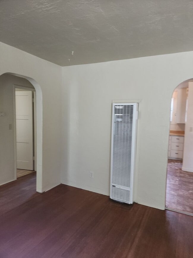 Building Photo - Escalon cute 2 bedroom duplex w/garage