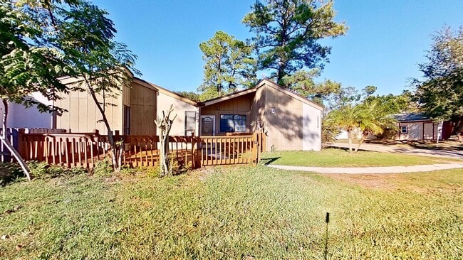 Building Photo - Great 3/2 patio home available now!