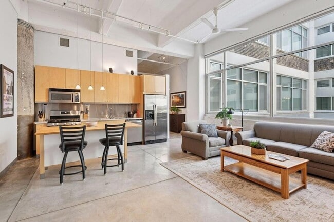 Primary Photo - 700 N Washington Ave