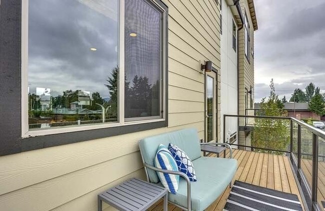 Building Photo - Fantastic and Private corner unit