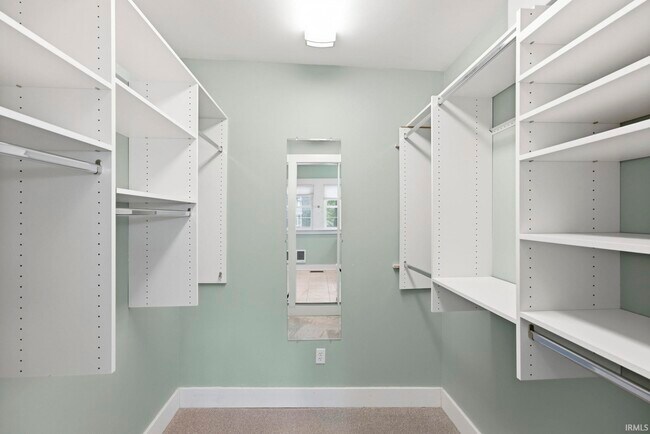 Building Photo - 527 W Oakdale Dr