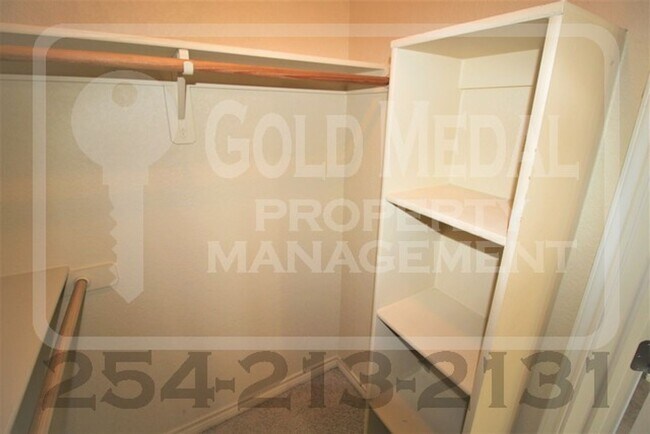 Building Photo - 401 Hedy Dr