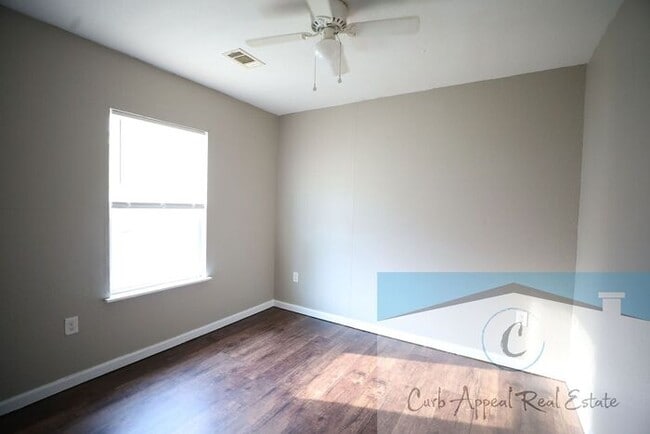 Building Photo - Recently renovated 2 bed 1 bath apartment ...