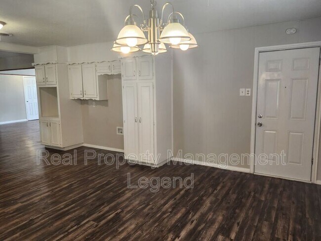 Building Photo - 7009 Corona Dr