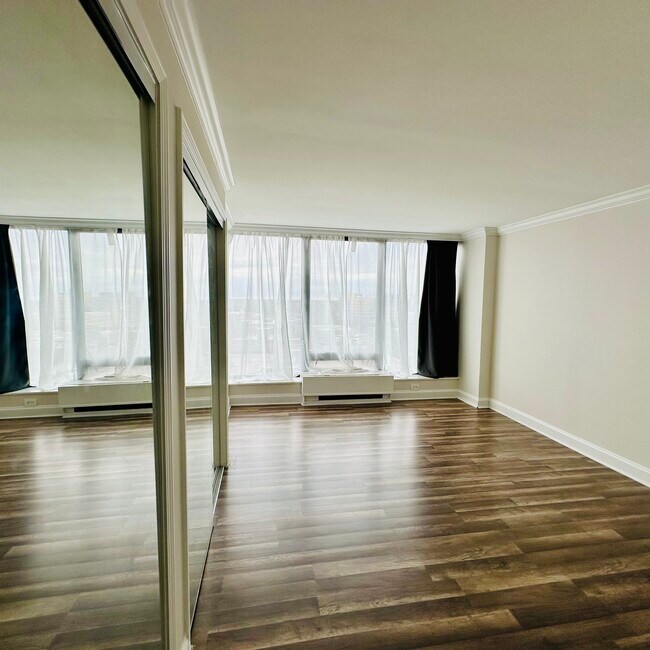 Building Photo - 5445 N Sheridan Rd