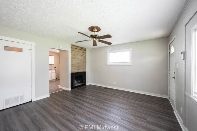 Building Photo - 3748 N Hawthorne Ln