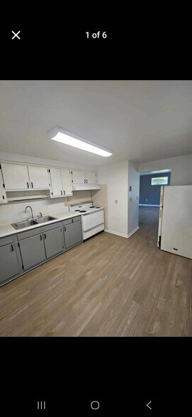 Building Photo - 12802 N Cresap St