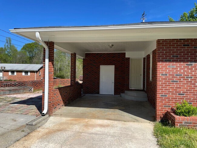 Building Photo - 3 Bed, 1 Bath Brick house in Ramseur