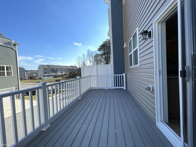 Building Photo - 4 br, 3.5 bath Townhome - 1733 Primrose Way